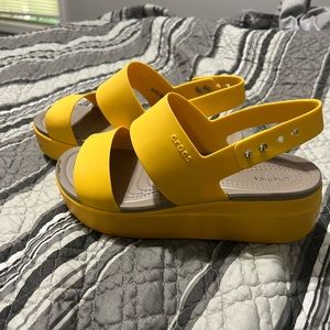 Crocs Brooklyn low wedge yellow sandals size 8